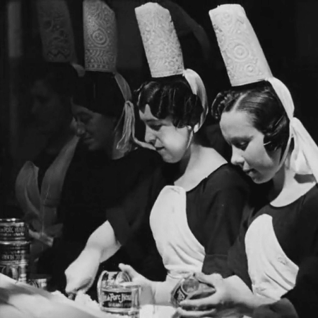 Women holding aluminum can of Hénaff Pork Pate