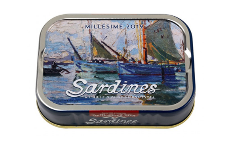 The limited vintage canned sardines, Ville Bleue 2019 from Conserverie Gonidec pays tribute to the French painter, Lucien Victor Delpy. His oil painting "Thoniers et reflets du port de Concarneau" ("Tuna seiner and reflections in Concarneau's port") illustrates these delicious canned sardines in extra virgin olive oil.