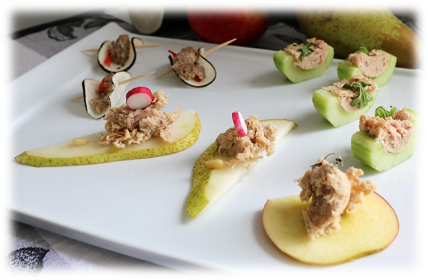 Appetizer made with pork rillettes at the top of pears and apples slices